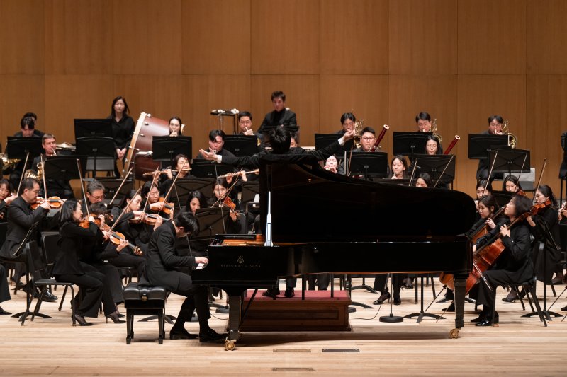 협연 중인 피아니스트 선우예권(세종문화회관 제공)