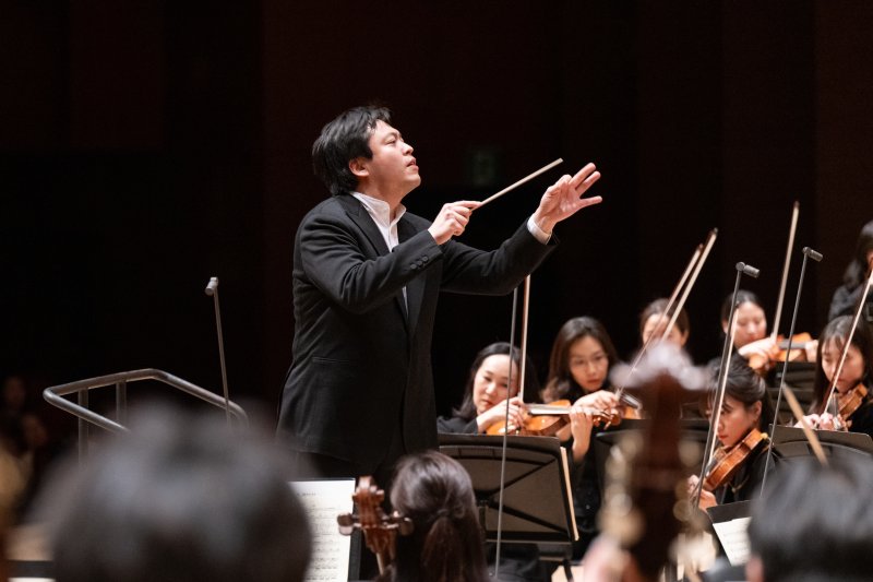 지휘자 김선욱과 경기필하모닉오케스트라(세종문화회관 제공)