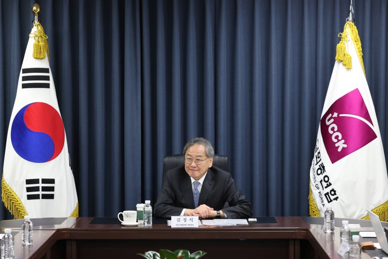 [서울=뉴시스] 배훈식 기자 = 김정석 한국교회총연합 대표회장이 8일 오후 서울 종로구 한국기독교회관에서 신년 기자간담회를 하고 있다. 2026.01.08. dahora83@newsis.com