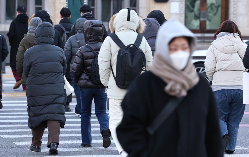 서울 광화문네거리에서 두꺼운 옷을 입은 시민들이 출근길 발걸음을 옮기고 있다. 2026.1.8/뉴스1 ⓒ News1 구윤성 기자