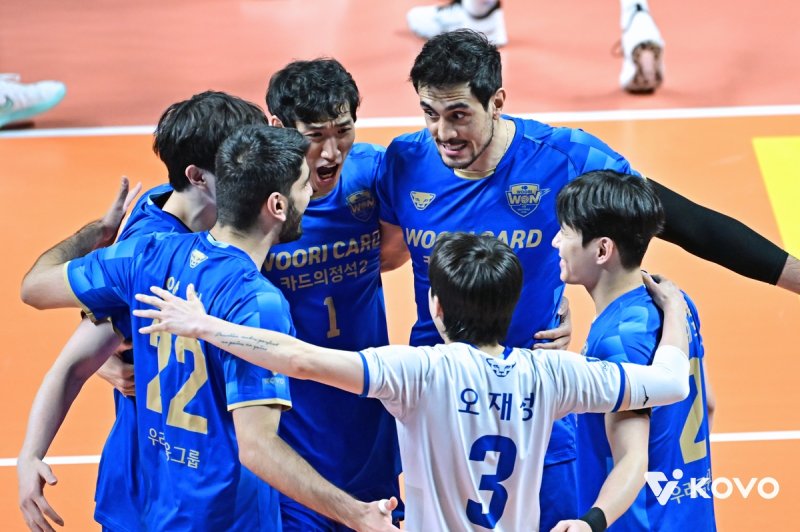 득점 후 환호하는 우리카드 선수단 (출처=연합뉴스)