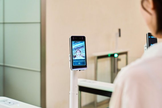 현대차·기아가 미국 라스베이거스에서 열린 'CES 파운드리 2026'에 참가해 인공지능(AI) 반도체 전문기업 '딥엑스'와 협력으로 '온-디바이스(On-Device) AI'를 위한 AI 칩 개발을 완료하고 양산을 위한 준비를 마쳤다 8일(현지시간) 밝혔다. 사진은 현대차·기아 로보틱스랩이 자체 개발한 AI 제어기를 장착한 안면인식 기능 'Facey(페이시)' 모습. 사진=현대차그룹 제공