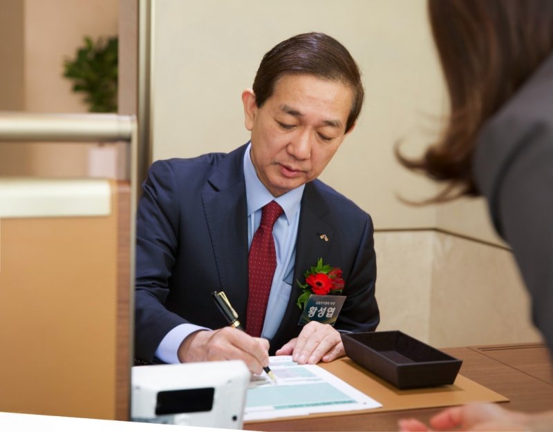 황성엽 금융투자협회장이 8일 THE 센터필드 W에서 열린 '하나 THE 발행어음' 상품 출시 기념행사 현장에서 상품가입 세레모니에 참여하고 있다. (하나증권 제공)