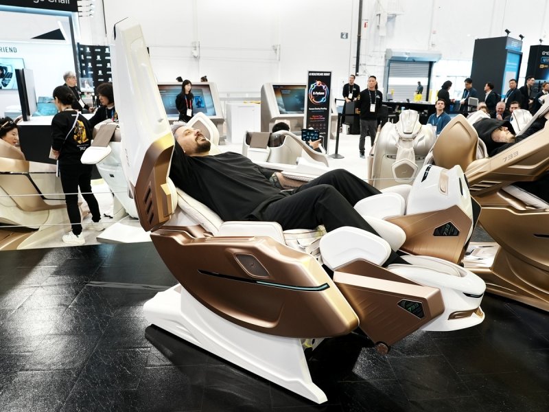 바디프랜드의 '733'을 체험하고 있는 참관객 저스틴 마모스타인 (출처=연합뉴스)