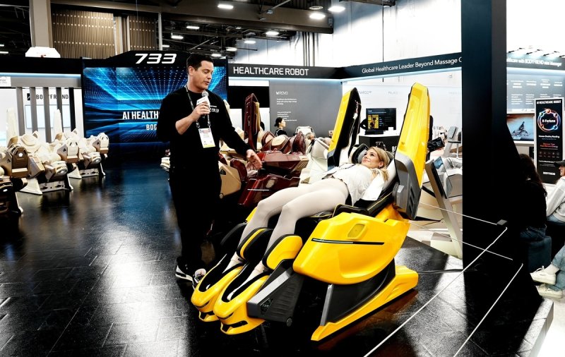 바디프랜드의 '웨어러블 AI 헬스케어로봇 733' (출처=연합뉴스)