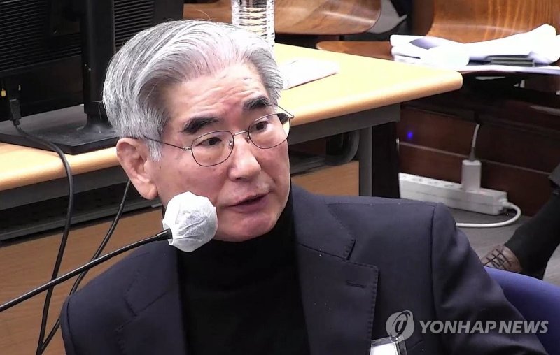 尹 내란재판 나온 김용현 "상징적 계엄"…법정서 또 尹옹호 (출처=연합뉴스)