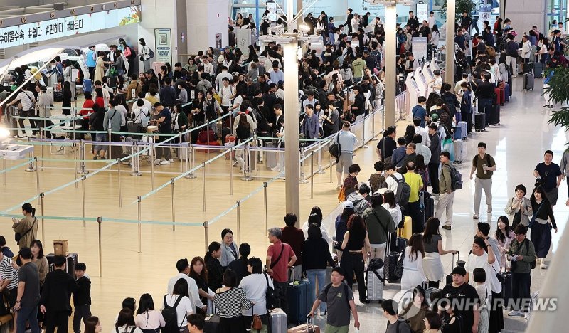 작년 추석연휴 첫날 북적이는 인천공항 (출처=연합뉴스)