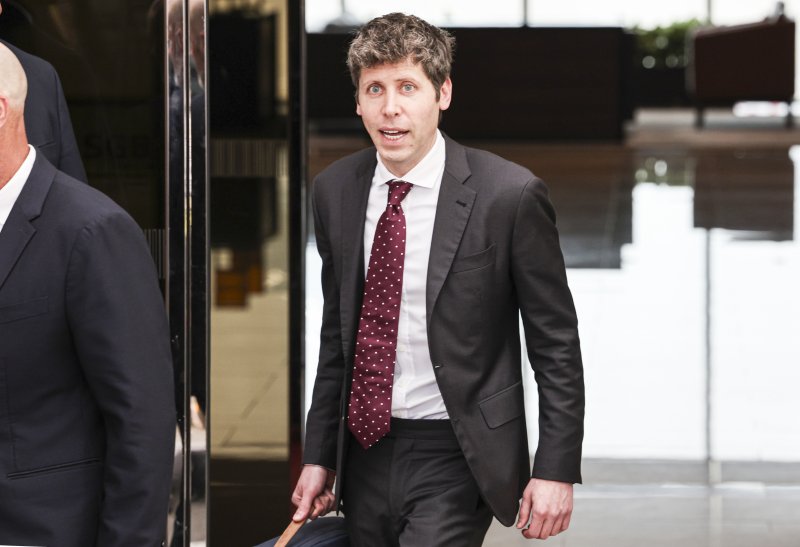 [서울=뉴시스] 김근수 기자 = 샘 올트먼 오픈AI 최고경영자(CEO)가 1일 서울 강서구 김포공항 비즈니스항공센터를 통해 입국하고 있다. (공동취재) 2025.10.01. photo@newsis.com