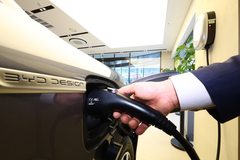 지난 2일 서울 용산구 전기차 브랜드 BYD 매장에서 이뤄진 전기차 충전 시연 모습. 뉴시스.