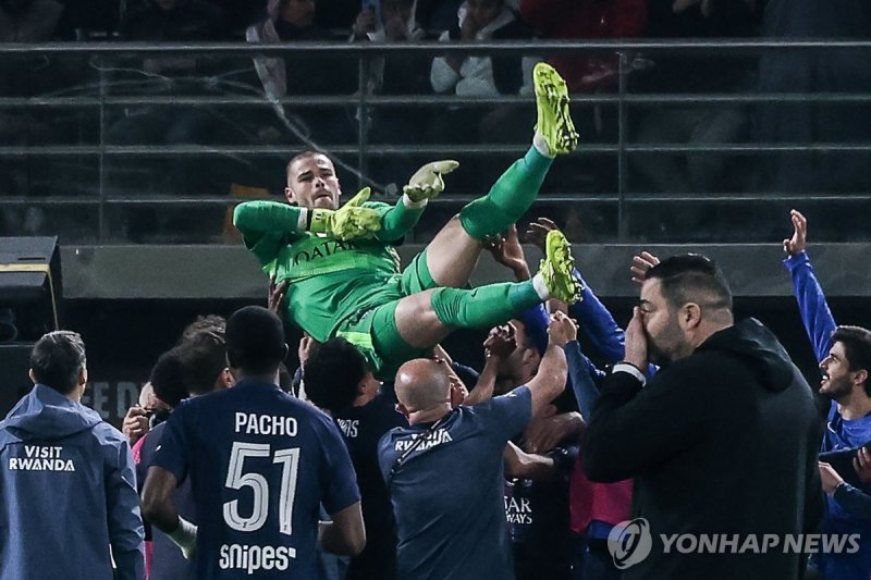 PSG 동료들로부터 헹가래 받는 슈발리에 (출처=연합뉴스)