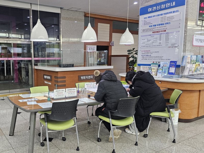 강릉시, 월요 야간 여권 민원실 운영 (출처=연합뉴스)