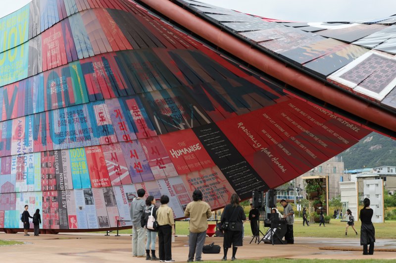 [서울=뉴시스] 홍효식 기자 = 11일 오후 서울 종로구 열린송현녹지광장에서 제5회 서울도시건축비엔날레의 일환으로 '아키비츠(Archi Beats) : 휴머나이즈월에서 리듬을 타보다' DJ 프로그램이 진행되고 있다. 2025.10.11. yesphoto@newsis.com