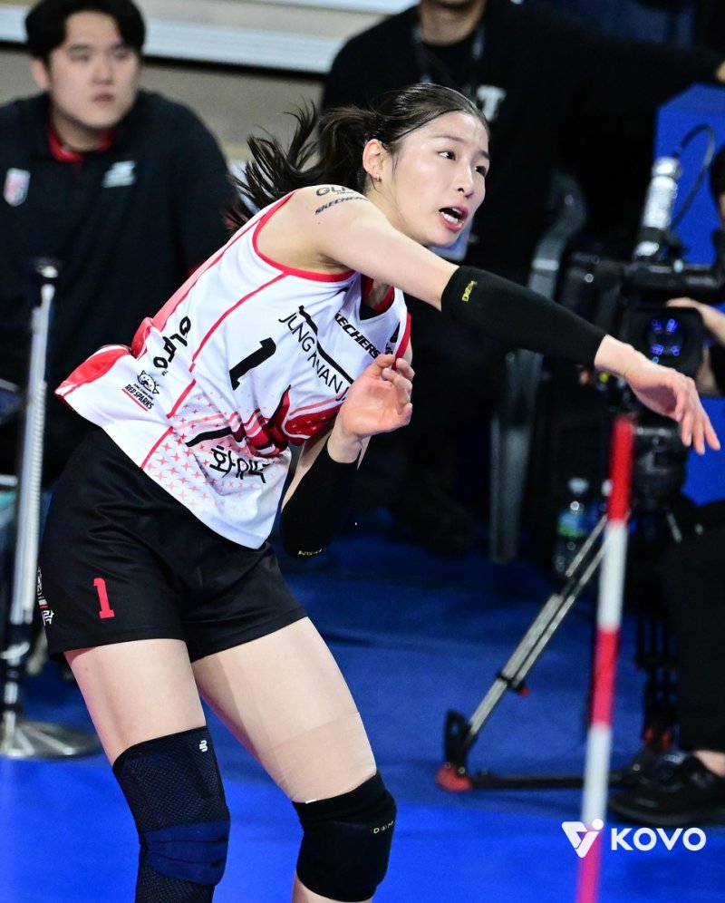 스파이크하는 정관장의 인쿠시 (출처=연합뉴스)