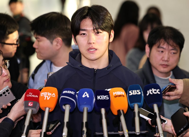야구 국가대표팀 김도영이 9일 오전 인천국제공항 제1여객터미널에서 월드베이스볼클래식(WBC) 대비 1차 전지훈련을 위해 사이판으로 출국하기 전 취재진의 질문에 답하고 있다.뉴스1