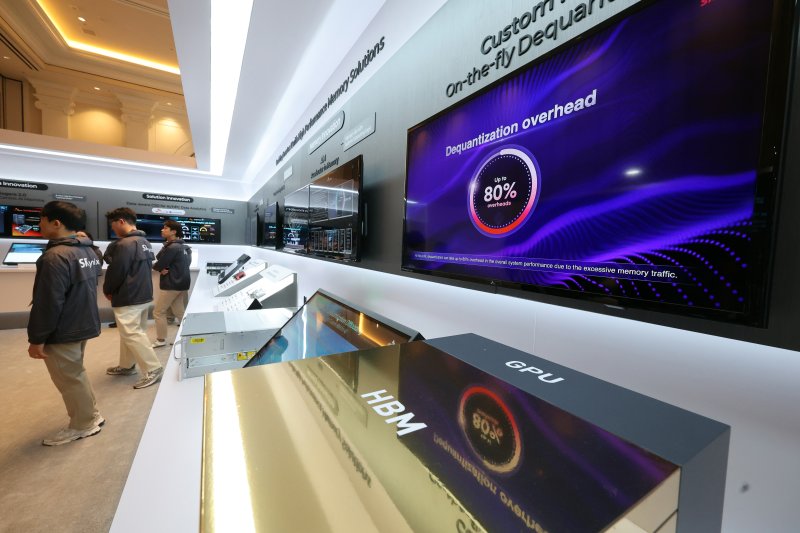 세계 최대 IT(정보기술)·가전 전시회 'CES 2026' 개막 사흘차인 8일(현지시간) 미국 네바다주 라스베이거스 베네치안호텔에 마련된 SK하이닉스 전시관에서 '프레스투어'가 진행되고 있다. 2026.1.9/뉴스1 ⓒ News1 황기선 기자