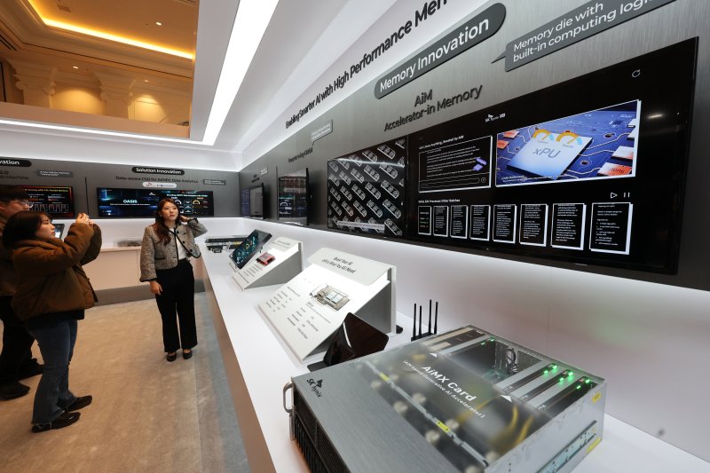 세계 최대 IT(정보기술)·가전 전시회 'CES 2026' 개막 사흘차인 8일(현지시간) 미국 네바다주 라스베이거스 베네치안호텔에 마련된 SK하이닉스 전시관에서 '프레스투어'가 진행되고 있다. 2026.1.9/뉴스1 ⓒ News1 황기선 기자