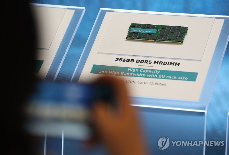 SK하이닉스 부스에 전시된 고성능 램 (출처=연합뉴스)