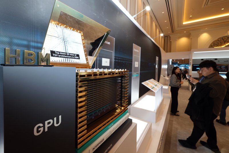 세계 최대 IT(정보기술)·가전 전시회 'CES 2026' 개막 사흘차인 8일(현지시간) 미국 네바다주 라스베이거스 베네치안호텔에 마련된 SK하이닉스 전시관에서 '프레스투어'가 진행되고 있다. 2026.1.9/뉴스1 ⓒ News1 황기선 기자