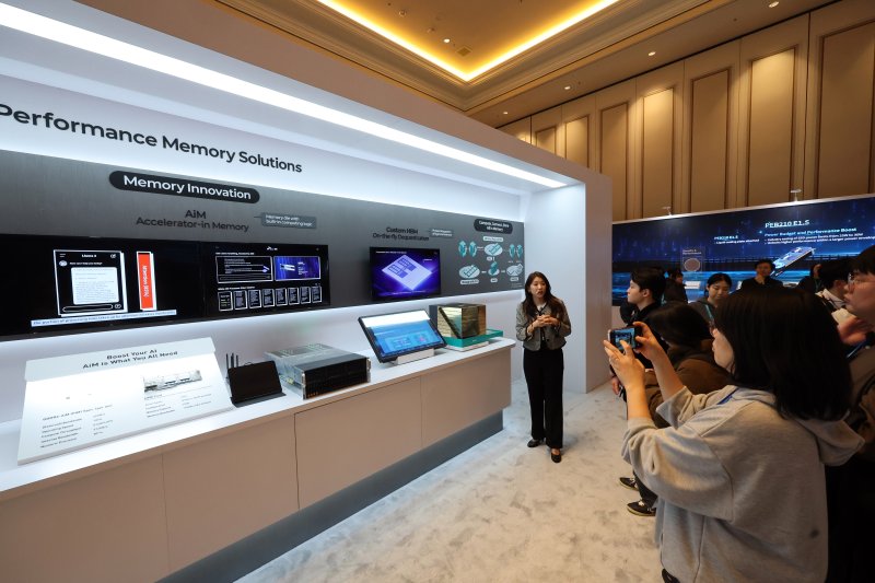 세계 최대 IT(정보기술)·가전 전시회 'CES 2026' 개막 사흘차인 8일(현지시간) 미국 네바다주 라스베이거스 베네치안호텔에 마련된 SK하이닉스 전시관에서 '프레스투어'가 진행되고 있다. 2026.1.9/뉴스1 ⓒ News1 황기선 기자