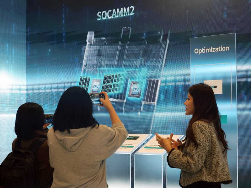 세계 최대 IT(정보기술)·가전 전시회 'CES 2026' 개막 사흘차인 8일(현지시간) 미국 네바다주 라스베이거스 베네치안호텔에 마련된 SK하이닉스 전시관에서 '프레스투어'가 진행되고 있다. 2026.1.9/뉴스1 ⓒ News1 황기선 기자