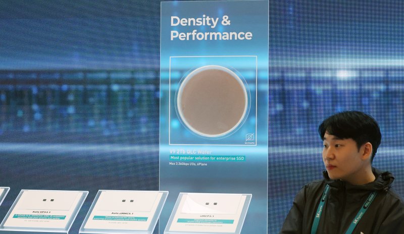 세계 최대 IT(정보기술)·가전 전시회 'CES 2026' 개막 사흘차인 8일(현지시간) 미국 네바다주 라스베이거스 베네치안호텔에 마련된 SK하이닉스 전시관에 'V9 2Tb QLC 웨이퍼'가 가려져 있다. 2026.1.9/뉴스1 ⓒ News1 황기선 기자