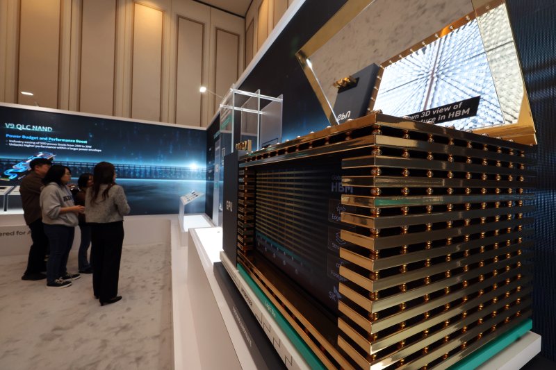 세계 최대 IT(정보기술)·가전 전시회 'CES 2026' 개막 사흘차인 8일(현지시간) 미국 네바다주 라스베이거스 베네치안호텔에 마련된 SK하이닉스 전시관에서 '프레스투어'가 진행되고 있다. 2026.1.9/뉴스1 ⓒ News1 황기선 기자