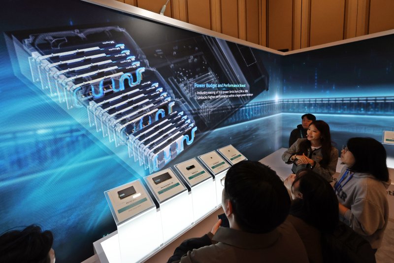 세계 최대 IT(정보기술)·가전 전시회 'CES 2026' 개막 사흘차인 8일(현지시간) 미국 네바다주 라스베이거스 베네치안호텔에 마련된 SK하이닉스 전시관에서 '프레스투어'가 진행되고 있다. 2026.1.9/뉴스1 ⓒ News1 황기선 기자