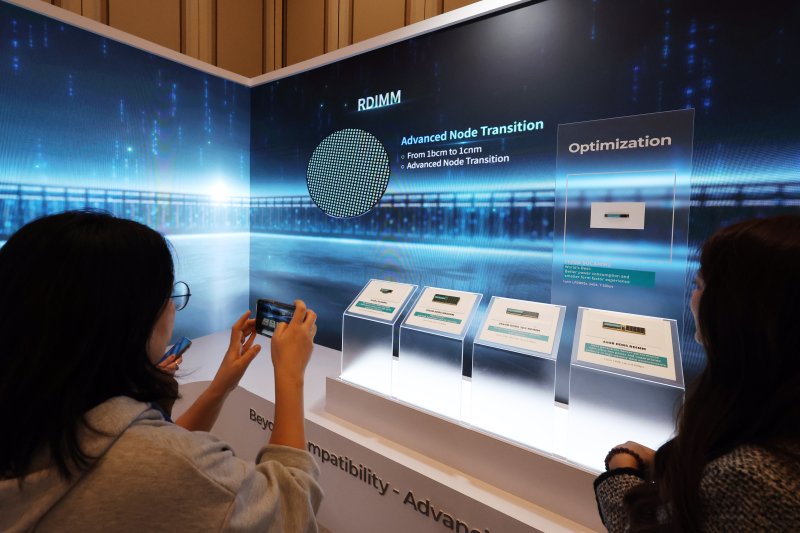 세계 최대 IT(정보기술)·가전 전시회 'CES 2026' 개막 사흘차인 8일(현지시간) 미국 네바다주 라스베이거스 베네치안호텔에 마련된 SK하이닉스 전시관에서 '프레스투어'가 진행되고 있다. 2026.1.9/뉴스1 ⓒ News1 황기선 기자