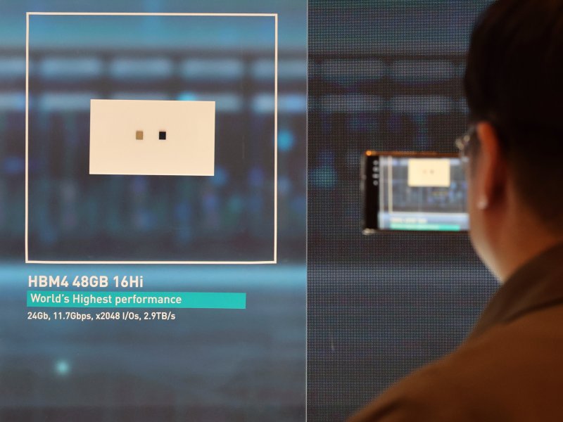 세계 최대 IT(정보기술)·가전 전시회 'CES 2026' 개막 사흘차인 8일(현지시간) 미국 네바다주 라스베이거스 베네치안호텔에 마련된 SK하이닉스 전시관에서 '프레스투어' 참석자가 'HBM4 48G 16Hi'를 촬영하고 있다. 2026.1.9/뉴스1 ⓒ News1 황기선 기자