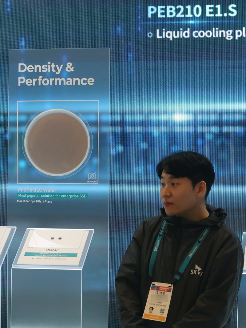 세계 최대 IT(정보기술)·가전 전시회 'CES 2026' 개막 사흘차인 8일(현지시간) 미국 네바다주 라스베이거스 베네치안호텔에 마련된 SK하이닉스 전시관에 'V9 2Tb QLC 웨이퍼'가 가려져 있다. 2026.1.9/뉴스1 ⓒ News1 황기선 기자