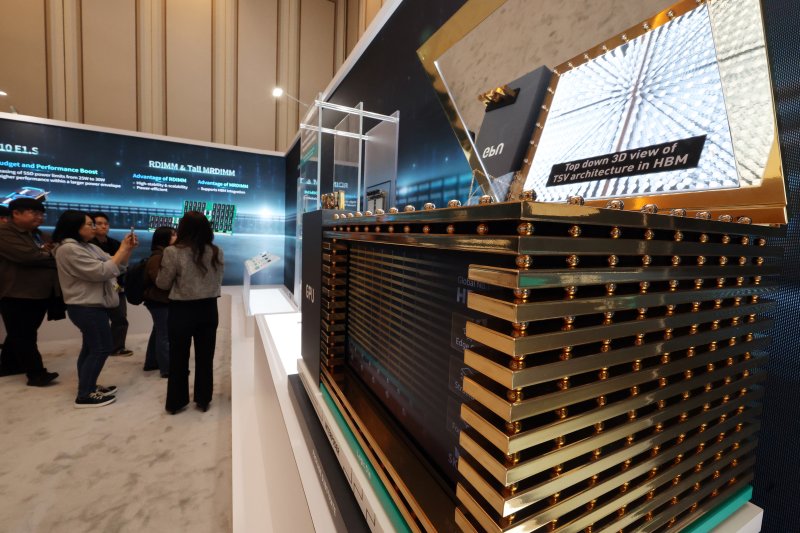 세계 최대 IT(정보기술)·가전 전시회 'CES 2026' 개막 사흘차인 8일(현지시간) 미국 네바다주 라스베이거스 베네치안호텔에 마련된 SK하이닉스 전시관에서 '프레스투어'가 진행되고 있다. 2026.1.9/뉴스1 ⓒ News1 황기선 기자