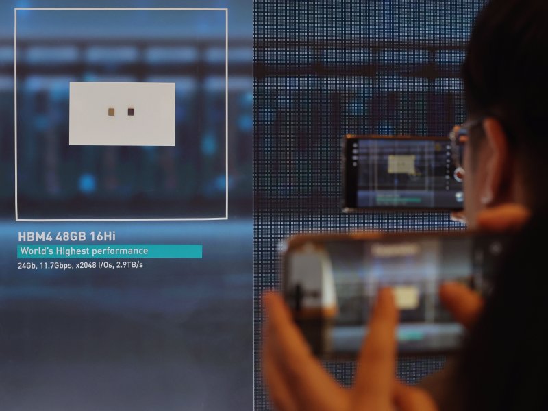 세계 최대 IT(정보기술)·가전 전시회 'CES 2026' 개막 사흘차인 8일(현지시간) 미국 네바다주 라스베이거스 베네치안호텔에 마련된 SK하이닉스 전시관에서 '프레스투어' 참석자가 'HBM4 48G 16Hi'를 촬영하고 있다. 2026.1.9/뉴스1 ⓒ News1 황기선 기자