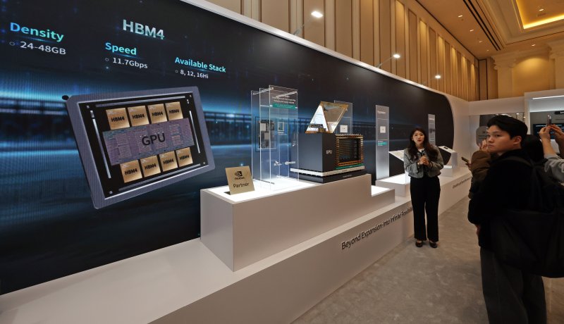 세계 최대 IT(정보기술)·가전 전시회 'CES 2026' 개막 사흘차인 8일(현지시간) 미국 네바다주 라스베이거스 베네치안호텔에 마련된 SK하이닉스 전시관에서 '프레스투어'가 진행되고 있다. 2026.1.9/뉴스1 ⓒ News1 황기선 기자