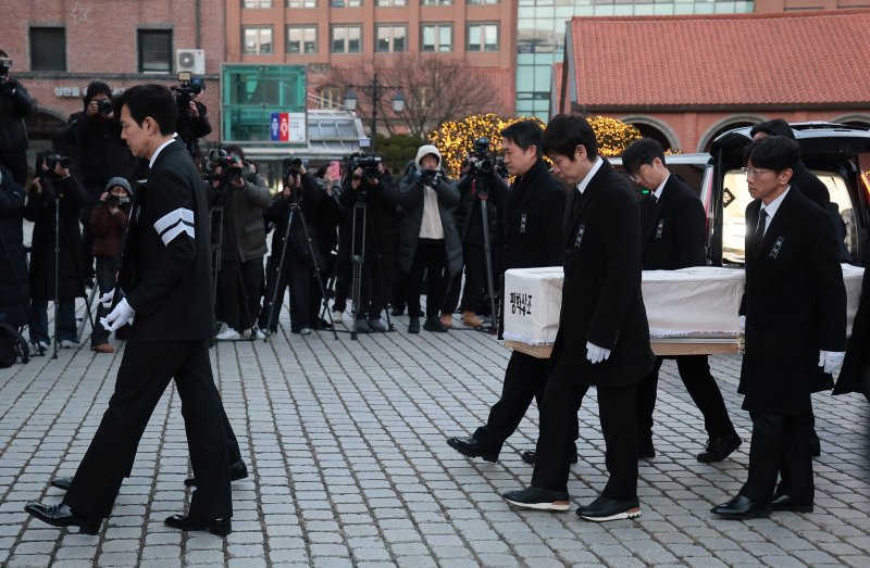 배우 정우성과 이정재를 비롯한 동료 배우들이 故 안성기의 장례 미사를 위해 9일 오전 서울 중구 명동성당으로 들어서고 있다. 2026.1.9/뉴스1 ⓒ News1 권현진 기자