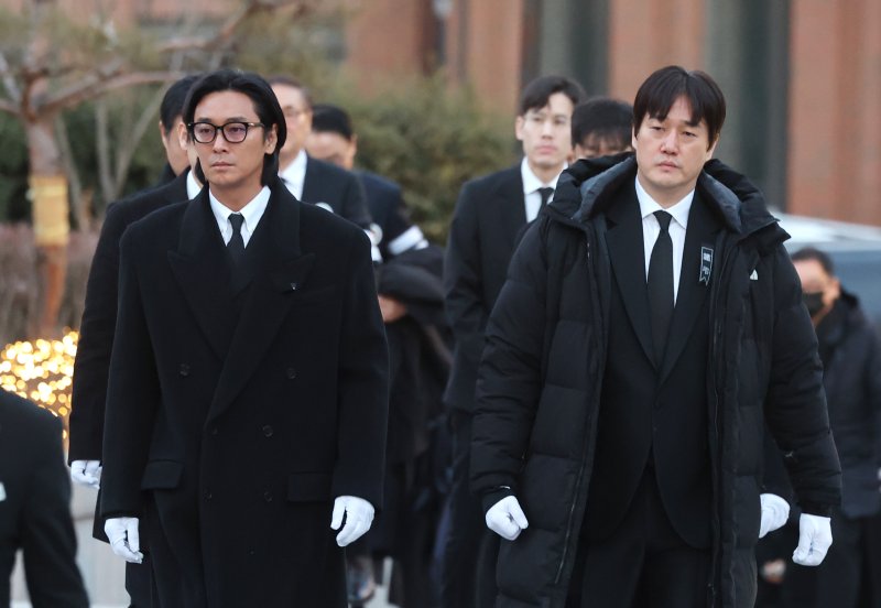 배우 주지훈과 유지태(오른쪽)가 故 안성기의 장례 미사를 위해 9일 오전 서울 중구 명동성당으로 들어서고 있다. 2026.1.9/뉴스1 ⓒ News1 권현진 기자