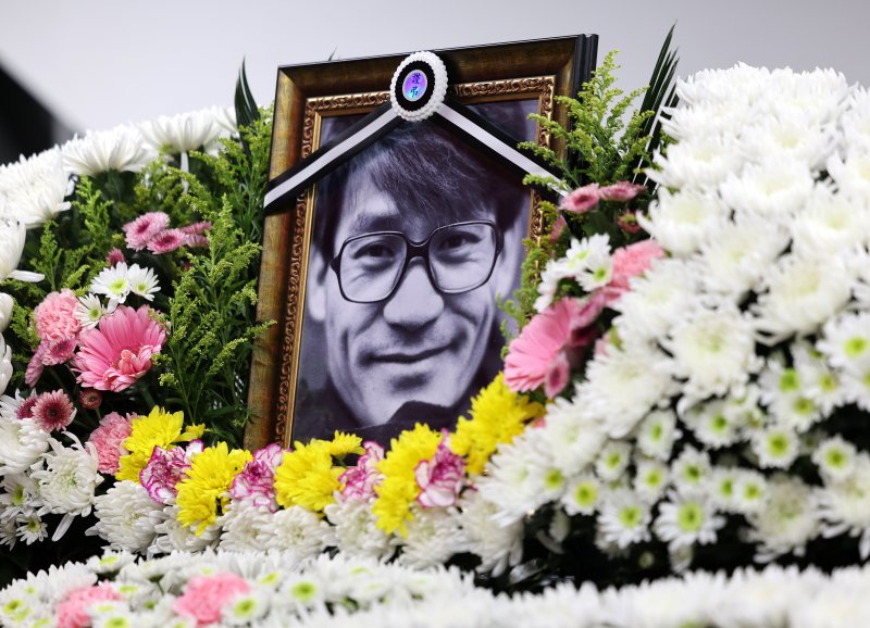 지난 5일 서울 중구 서울영화센터에 고 안성기의 추모 공간이 마련돼 있다. 안성기는 이날 오전 9시 서울 용산구 순천향대병원 중환자실에서 가족들이 지켜보는 가운데 눈을 감았다. 향년 74세. 2026.1.5/뉴스1 ⓒ News1 박지혜 기자