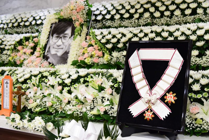 지난 5일 서울 서초구 서울성모병원 장례식장에 마련된 배우 안성기의 빈소에 금관문화훈장이 놓여있다. 2026.1.5/뉴스1 ⓒ News1 사진공동취재단