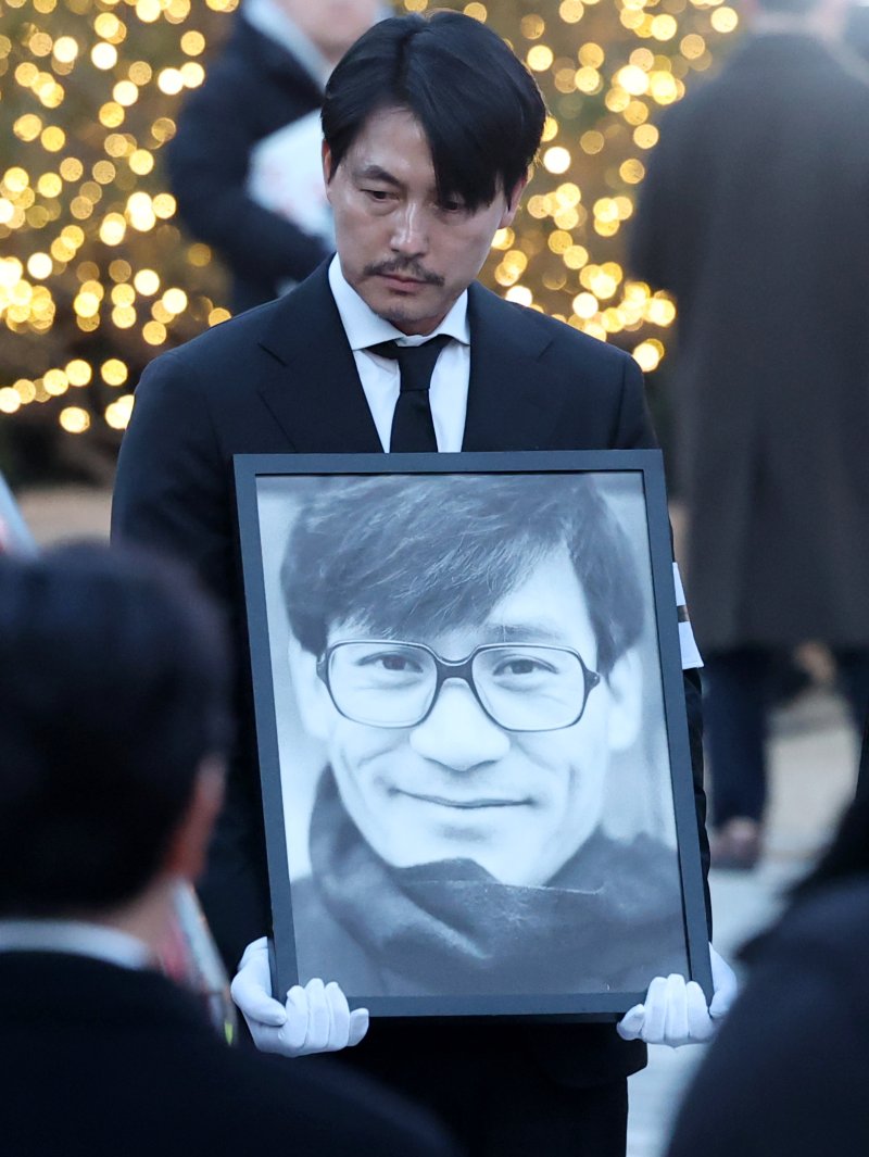 배우 정우성이 故 안성기의 장례 미사를 위해 9일 오전 서울 중구 명동성당으로 들어서며 고인의 영정을 들고 있다. 2026.1.9/뉴스1 ⓒ News1 권현진 기자