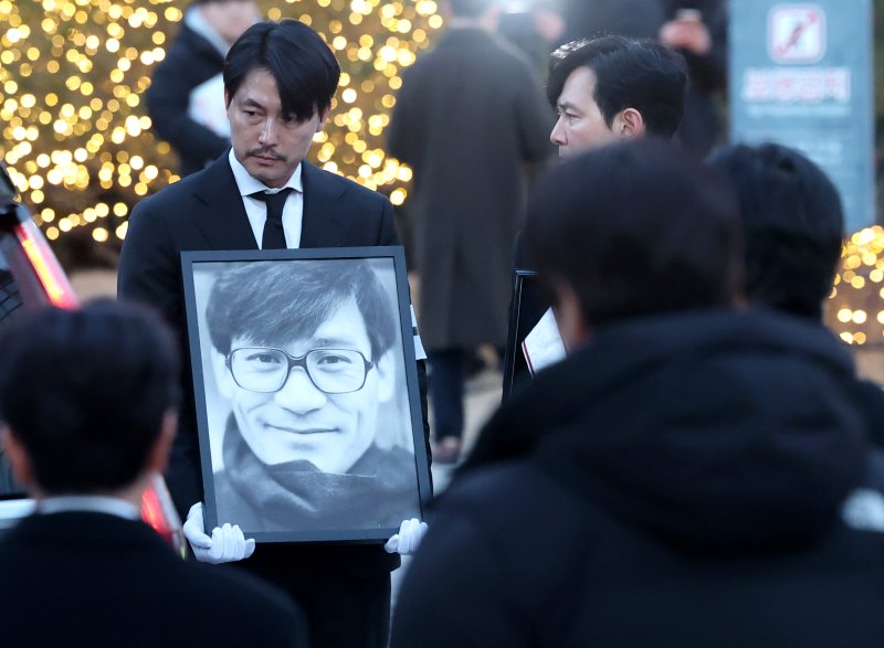 배우 정우성과 이정재가 故 안성기의 장례 미사를 위해 9일 오전 서울 중구 명동성당으로 들어서고 있다. 정우성은 고인의 영정을, 이정재는 금관문화훈장을 들고 있다. 2026.1.9/뉴스1 ⓒ News1 권현진 기자