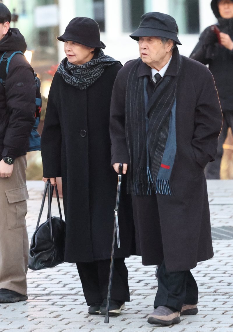 배우 임권택 감독 부부가 故 안성기의 장례 미사를 위해 9일 오전 서울 중구 명동성당으로 들어서고 있다. 2026.1.9/뉴스1 ⓒ News1 권현진 기자