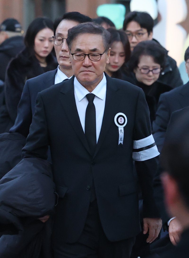 배창호 감독이 故 안성기의 장례 미사를 위해 9일 오전 서울 중구 명동성당으로 들어서고 있다. 2026.1.9/뉴스1 ⓒ News1 권현진 기자