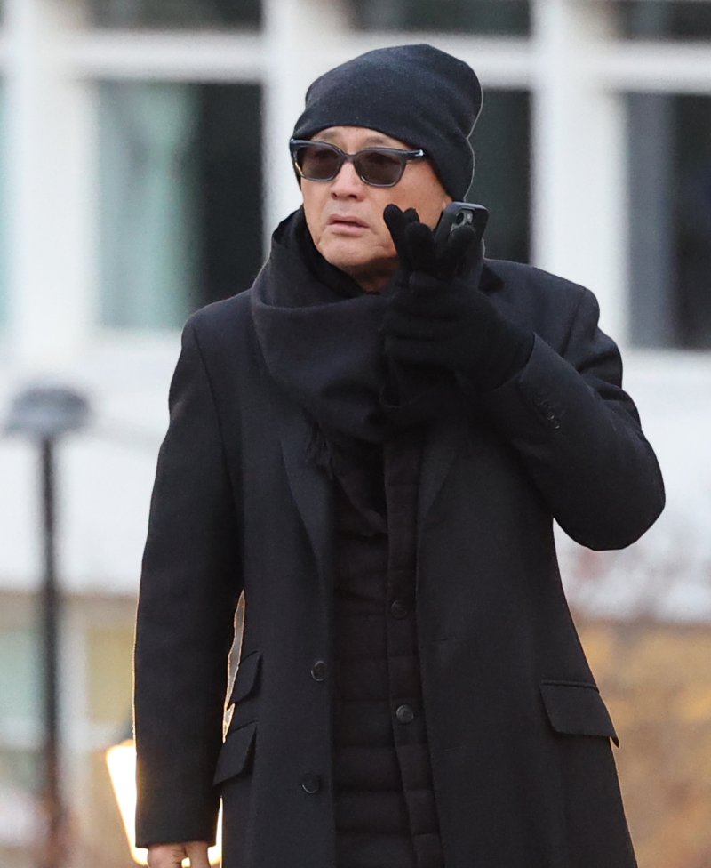 유인촌 전 문화체육관광부 전 장관이 故 안성기의 장례 미사를 위해 9일 오전 서울 중구 명동성당으로 들어서고 있다. 2026.1.9/뉴스1 ⓒ News1 권현진 기자