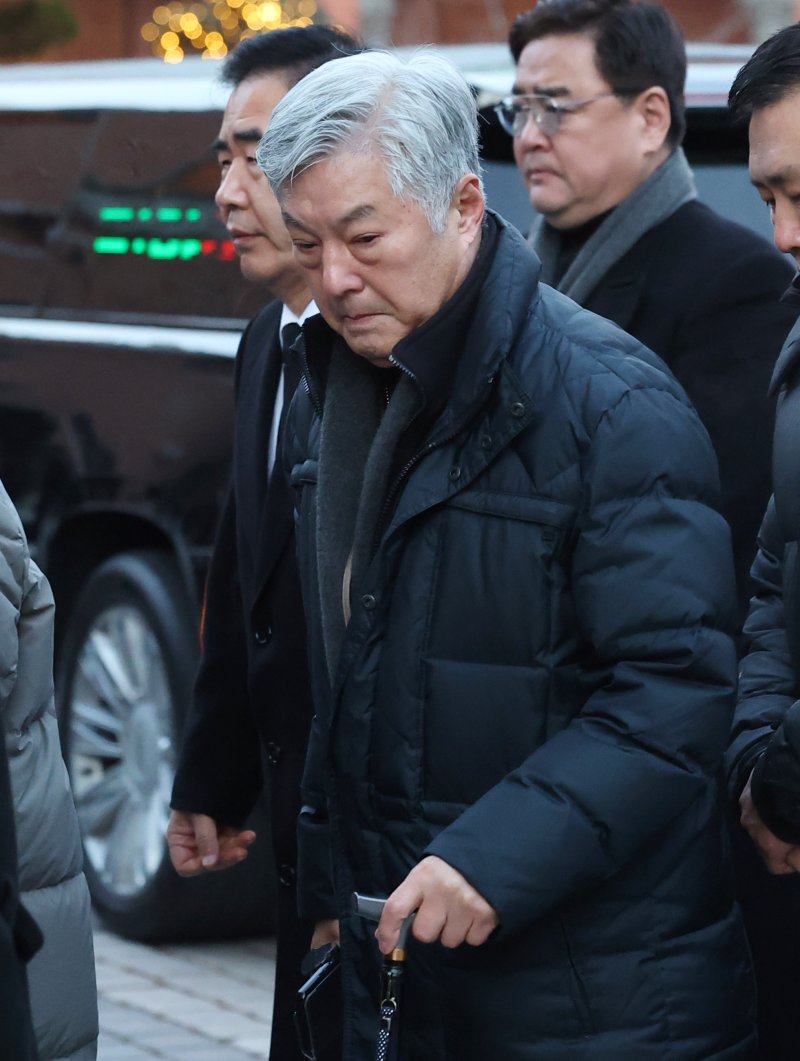 배우 한지일이 故 안성기의 장례 미사를 위해 9일 오전 서울 중구 명동성당으로 들어서고 있다. 2026.1.9/뉴스1 ⓒ News1 권현진 기자