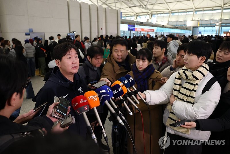 인터뷰하는 류지현 감독 (출처=연합뉴스)