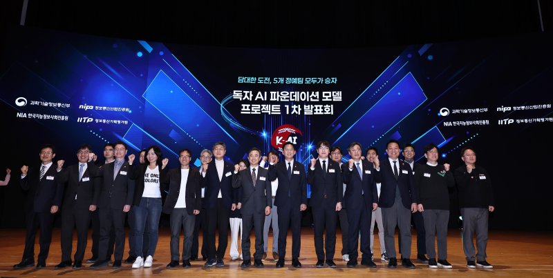 배경훈 부총리 겸 과학기술정보통신부 장관과 하정우 청와대 AI미래기획수석 등 참석자들이 30일 오후 서울 강남구 코엑스 오디토리움에서 열린 '독자 AI파운데이션 프로젝트' 발표회에서 기념촬영을 하고 있다. 2025.12.30/뉴스1 ⓒ News1 구윤성 기자