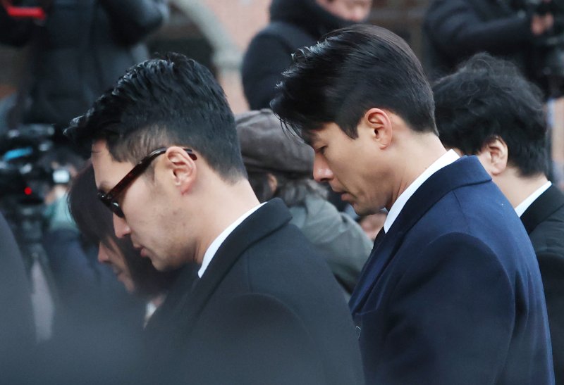 배우 현빈과 변요한이 故 안성기의 장례 미사를 위해 9일 오전 서울 중구 명동성당으로 들어서고 있다. 2026.1.9/뉴스1 ⓒ News1 권현진 기자