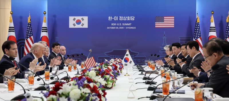 [경주=뉴시스] 최동준 기자 = 이재명 대통령과 도널드 트럼프 미국 대통령이 지난해 10월 29일 경북 경주박물관에서 한미 정상회담을 하며 손뼉 치고 있다. 2026.01.09. photocdj@newsis.com