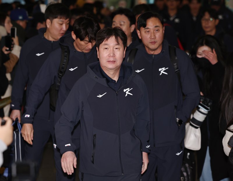 류지현 야구 국가대표팀 감독이 9일 오전 인천국제공항 제1여객터미널에서 월드베이스볼클래식(WBC) 대비 1차 전지훈련을 위해 사이판으로 출국하고 있다. 2026.1.9/뉴스1 ⓒ News1 구윤성 기자