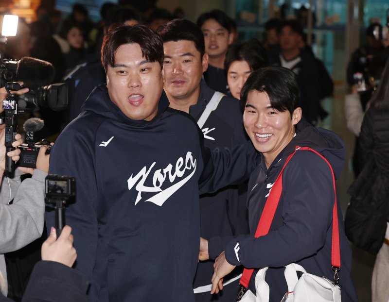 야구 국가대표팀 류현진, 김혜성이 9일 오전 인천국제공항 제1여객터미널에서 월드베이스볼클래식(WBC) 대비 1차 전지훈련을 위해 사이판으로 출국하고 있다. 2026.1.9/뉴스1 ⓒ News1 구윤성 기자