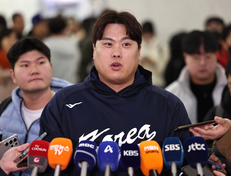 야구 국가대표팀 류현진이 9일 오전 인천국제공항 제1여객터미널에서 월드베이스볼클래식(WBC) 대비 1차 전지훈련을 위해 사이판으로 출국하기 전 취재진의 질문에 답하고 있다. 2026.1.9/뉴스1 ⓒ News1 구윤성 기자